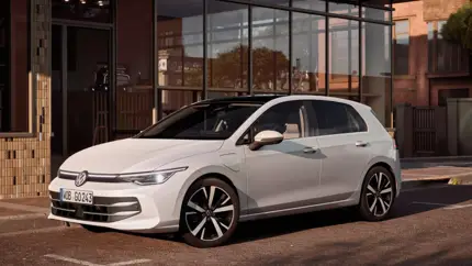 Volkswagen наконец решился: Golf теперь едет и на бензине, и на электричестве