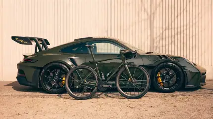 Даже цвет и желтые акценты совпадают: у Porsche появился двойник на двух колесах