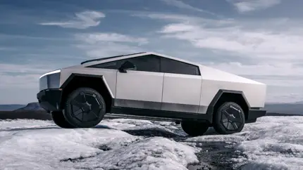 Блогер проверил реальные возможности топового пикап Tesla Cybertruck на прямой