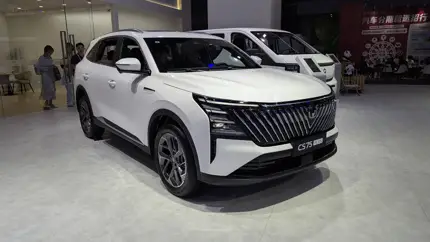 На стенде Changan в Чэнду нашли «российский» CS75 Plus, но с другим мотором и приводом