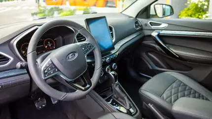 Старые иномарки уходят в зачет: кто чаще пересаживается на новые LADA