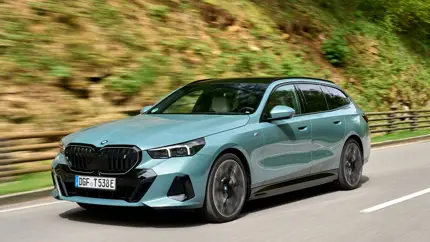 Три новых силовых агрегата: BMW обновила линейку версий для универсала 5-Series