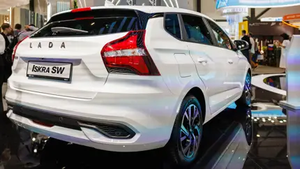 Сколько машин Lada Iskra выпустит автозавод в Санкт-Петербурге: планы на июль