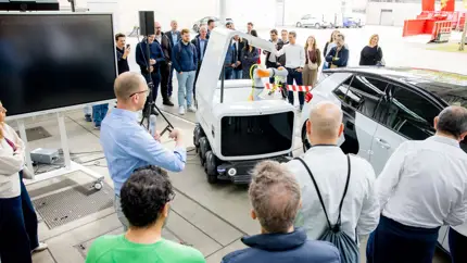 VW придумал мобильную зарядку на колесах с роботизированной рукой