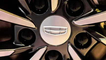 Новый салон и прежний мотор: что изменилось у доступного кроссовера Geely