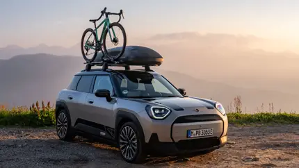 MINI Aceman E подготовили к путешествиям: электрокроссовер получил бокс и крепление для велосипедов
