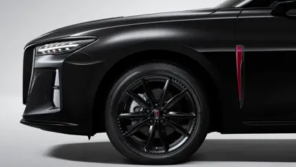 Бизнес-седан HONGQI H5 получил на российском рынке новую версию Black Edition. Новинка стоит от 5 млн рублей