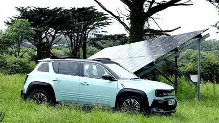 Renault 4 едет через Британию на солнце: маленький EV проверяют дорогой