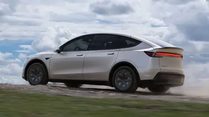 Новая Tesla Model Y L выходит на рынок Китая: стартовая цена — 3,8 млн рублей