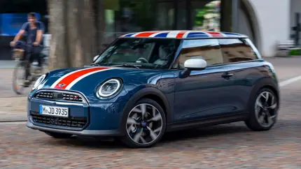 Очень британский MINI: Cooper Oxford Edition получил крышу с флагом и особые детали