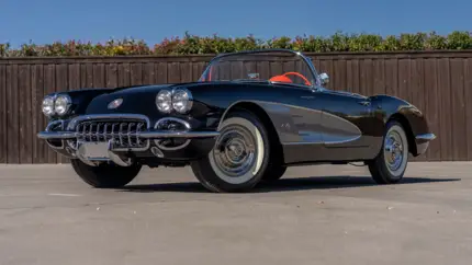 Chevrolet Corvette Fuelie 1958 выглядит как открытка из Америки — и скоро сменит владельца