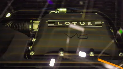 Lotus отказывается от полного перехода на электромобили: новый курс на «супергибриды»