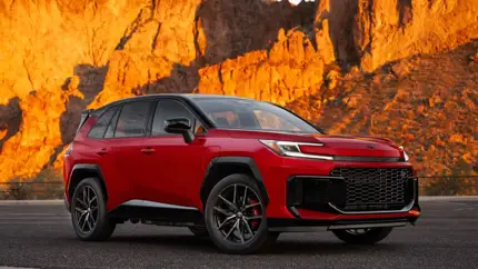 Цены резко взлетят: Toyota RAV4 подорожает сразу на 700 тысяч рублей