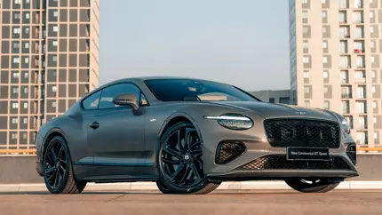 Новейший супергибрид Bentley прибыл в Россию: названа цена