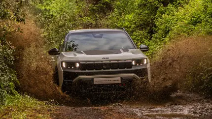 Новый Jeep Compass 4xe показал на бездорожье, зачем электрокроссоверу отдельный режим полного привода