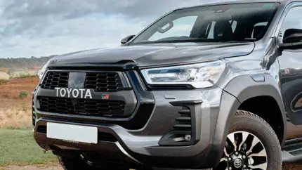 Почти 16 млн рублей: в РФ выставили на продажу шестиколёсный пикап Toyota Hilux от Arctic Trucks