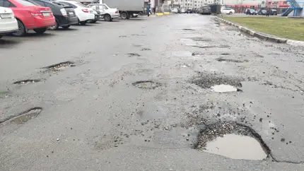 Водителям рассказали, как не угробить машину на разбитом асфальте