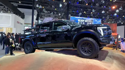 Новый патент Ford позволяет передвигать пикап нажатием на ручку в кабине