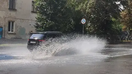 Штраф, арест и даже тюрьма: что грозит водителю за обливание пешехода из лужи