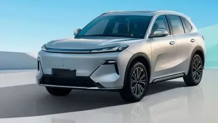 Новый гибридный кроссовер Geely выходит на рынок РФ: названа цена