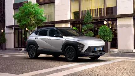 Hyundai KONA получила черный декор и два экрана по 12,3 дюйма
