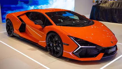 Гибридные суперкары Lamborghini Revuelto, Ferrari SF90 и Porsche 918 сразились в гонке на прямой