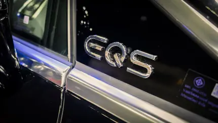 Обновленный Mercedes EQS получит классическую решетку радиатора и раздельные задние кресла