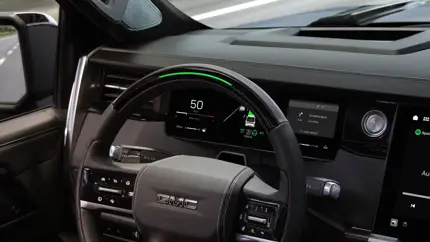 Больше экранов, но не меньше практичности: GMC Sierra получил тайник в панели