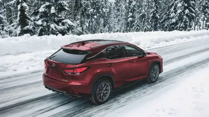Российские дилеры до сих пор распродают новые Lexus RX прошлого поколения, выпущенные в 2022 году. Сколько за них просят