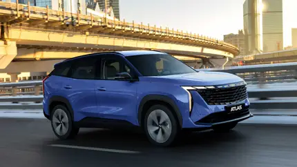 В России стартовали продажи кроссовера Geely Atlas нового поколения: цены от 2,85 млн рублей