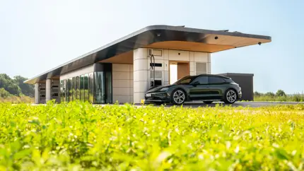 Конец скучным АЗС: Porsche сделал зарядку электрокара приятным делом с Wi-Fi, диванами и кофе