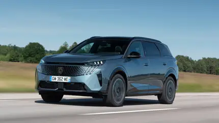 Peugeot пожаловалась на успех: слишком популярны, чтобы продавать электрокары