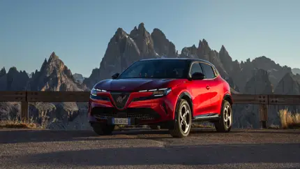 Alfa Romeo Junior получил панорамную крышу и отделку алькантарой
