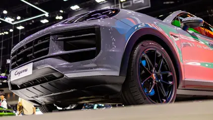 Заряженные кроссоверы BMW XM и Porsche Cayenne Turbo GT сразились в гонке на прямой
