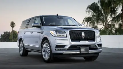 Более 35 тыс. внедорожников Lincoln Navigator попали под отзыв из-за зеркал, которые могут загореться