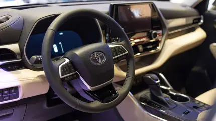 Россияне снова покупают Toyota: RAV4 и Highlander тянут продажи бренда